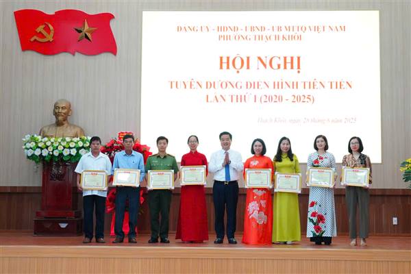 Phường Thạch Khôi biểu dương các tập thể, cá nhân tại hội nghị điển hình tiên tiến lần thứ nhất, giai đoạn 2020 – 2025.