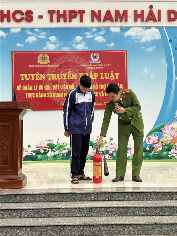 Công an phường Thạch Khôi tuyên truyền, phổ biến pháp luật về quản lý vũ khí, vật liệu nổ, công cụ hỗ trợ và pháo, thực hành sử dụng phương tiện PCCC và CNCH