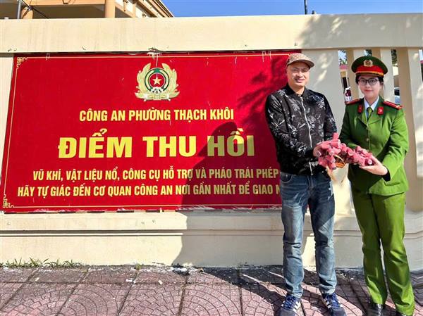 Công an phường thực hiện cao điểm tuyên truyền, thu hồi vũ khí, vật liệu nổ, công cụ hỗ trợ và pháo