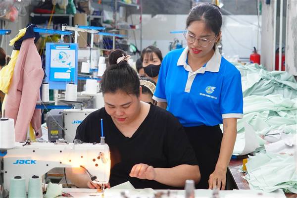 Chị Nguyễn Thị Vĩnh - Người phụ nữ Thạch Khôi năng động, vươn lên làm kinh tế giỏi từ nghề may mặc