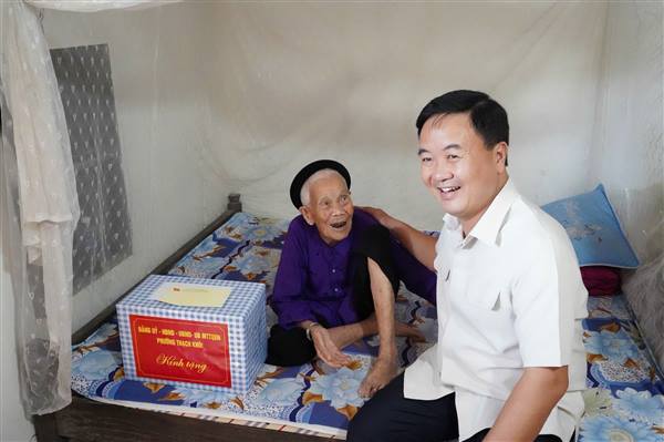 Các đồng chí lãnh đạo phường thăm, tặng quà người cao tuổi nhân Ngày quốc tế người cao tuổi 1/10
