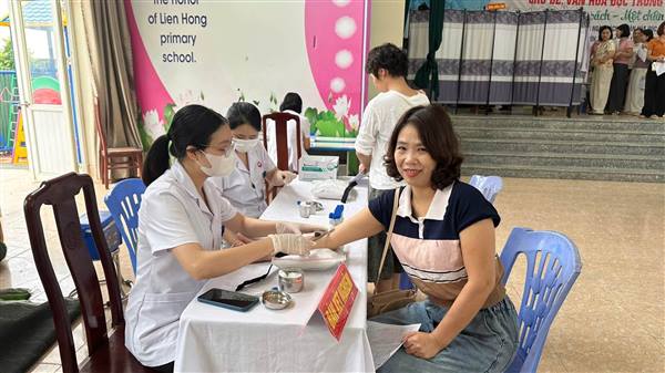 Trường Tiểu học Liên Hồng tổ chức khám sức khoẻ định kỳ cho cán bộ, giáo viên và nhân viên