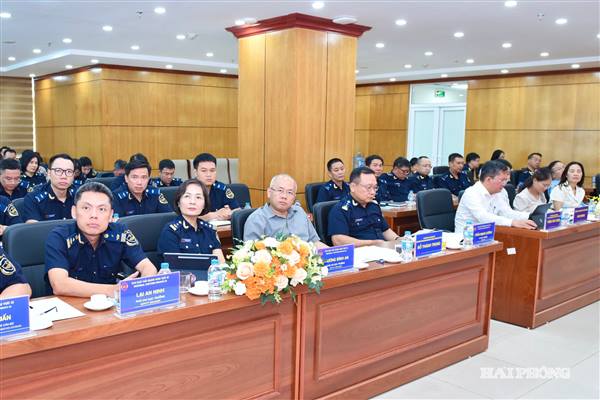 Chủ tịch UBND thành phố Đỗ Thành Trung dự sinh hoạt Chi bộ Kiểm soát Hải quan