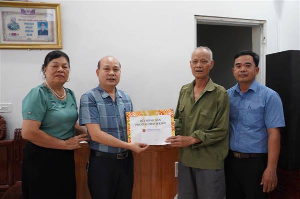 Hội Nông dân phường Thạch Khôi thăm, tặng quà hội viên có hoàn cảnh khó khăn