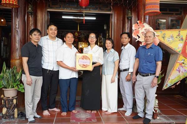 Chi bộ Tổ dân phố Phú Tảo thăm, tặng quà các đồng chí nguyên lãnh đạo qua các thời kỳ