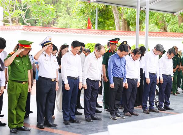 Bí thư Thành ủy Lê Ngọc Châu dẫn đầu đoàn thành phố Hải Phòng tri ân tại các 'địa chỉ đỏ' miền Trung