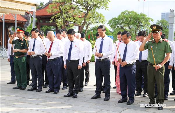 Lãnh đạo thành phố Hải Phòng dâng hương tưởng niệm đồng chí Nguyễn Đức Cảnh
