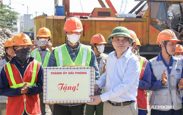 Bí thư Thành ủy Lê Ngọc Châu động viên người lao động tại các công trình giao thông trọng điểm