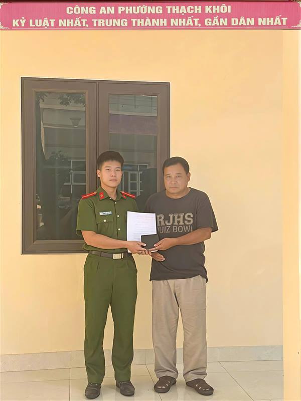 Công an phường Thạch Khôi nhanh chóng xác minh, trao trả lại tài sản cho công dân