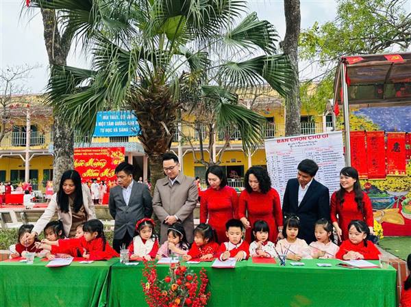 Trường Tiểu học Thạch Khôi tổ chức chương trình "Xuân gắn kết - Tết trải nghiệm"