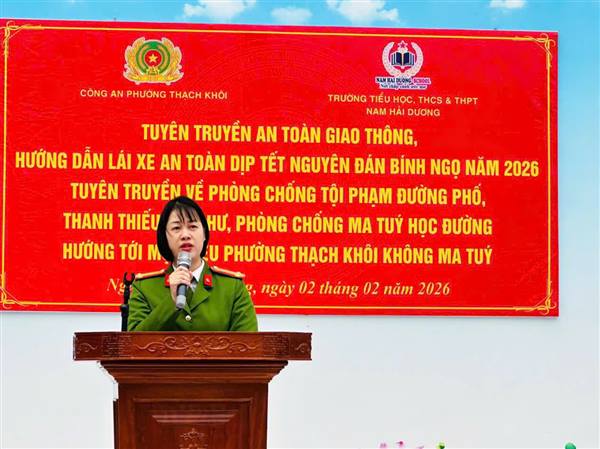 Công an phường tuyên truyền pháp luật cho học sinh 