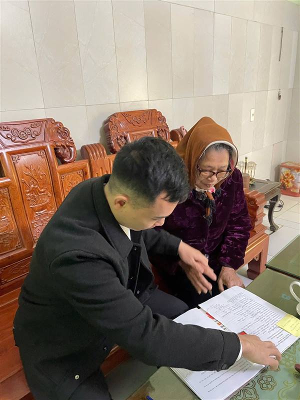 Phường Thạch Khôi tiếp nhận và trả kết quả giải quyết thủ tục hành chính tại nhà cho các đối tượng không có khả năng đi lại
