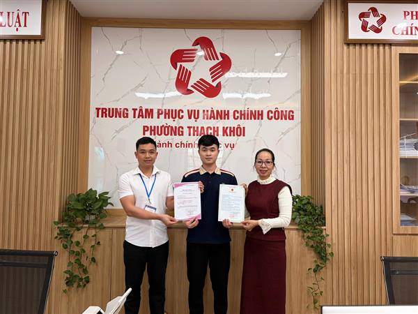 UBND phường Thạch Khôi trao giấy khai sinh và gửi thư chúc mừng gia đình có thêm thành viên mới