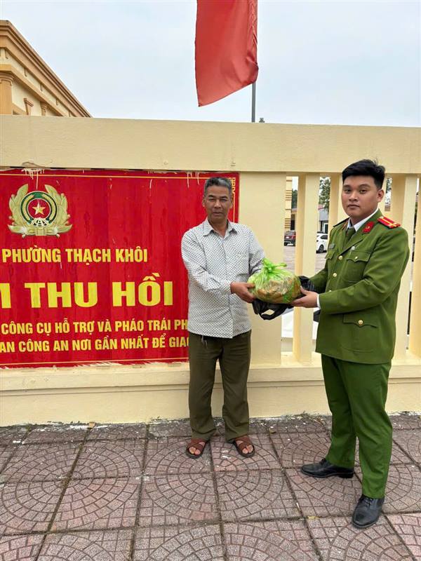 Công an phường Thạch Khôi tuyên truyền, vận động thu hồi vũ khí, vật liệu nổ, công cụ hỗ trợ và pháo