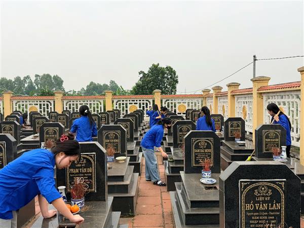 Đoàn thanh niên và Hội Nông dân phường dọn dẹp vệ sinh nghĩa trang liệt sỹ