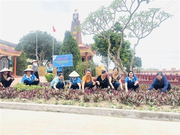Hội phụ nữ phường dọn dẹp vệ sinh nghĩa trang liệt sỹ và chăm sóc tuyến đường hoa phụ nữ tự quản