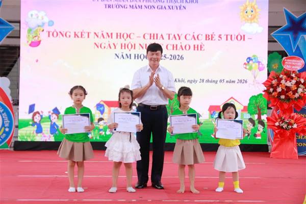 Đồng chí Tăng Văn Quản - Phó Bí thư Đảng uỷ, Chủ tịch UBND phường dự tổng kết năm học và vui Tết thiếu nhi tại trường mầm non Gia Xuyên