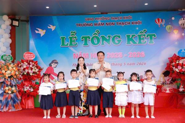 Đồng chí Nguyễn Văn Kiên - Bí thư Đảng uỷ, Chủ tịch HĐND phường dự tổng kết năm học - vui Tết thiếu nhi 1/6 tại trường Mầm non Thạch Khôi