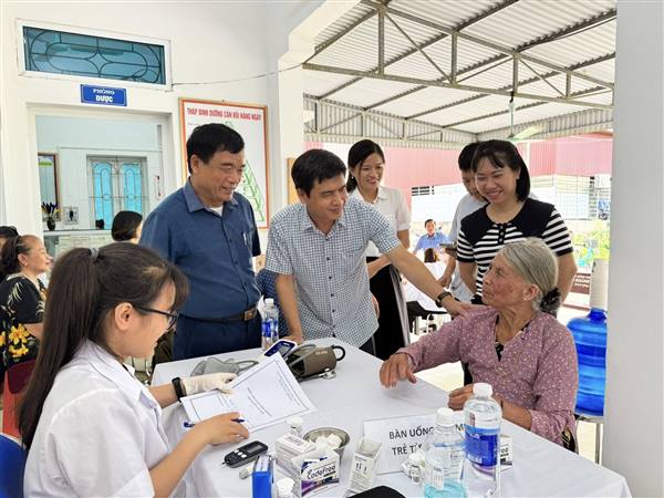Phường Thạch Khôi tổ chức khám sức khoẻ miễn phí cho người cao tuổi