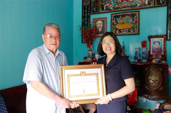 Đồng chí Phó Bí thư Thường trực đảng uỷ phường trao tặng và truy tặng huy hiệu đảng tại nhà cho các đảng viên