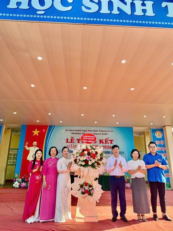 Đồng chí Tăng Văn Quản - Phó Bí thư Đảng uỷ, Chủ tịch UBND phường dự tổng kết năm học tại trường Tiểu học Thạch Khôi