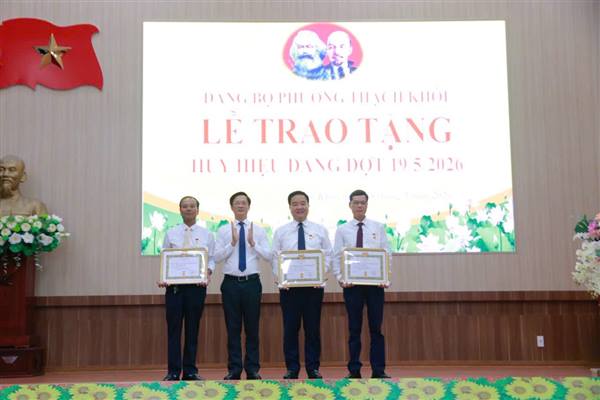 Ban Thường vụ Đảng uỷ phường tổ chức lễ trao tặng huy hiệu Đảng đợt 19/5/2026
