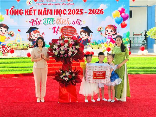 Đồng chí Nguyễn Vũ Xuân Thi - Phó Bí thư Thường trực Đảng uỷ phường dự lễ tổng kết năm học tại Trường Mầm non Liên Hồng. 