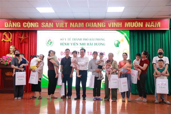 Lãnh đạo thành phố và phường Thạch Khôi thăm, tặng quà tại bệnh viên Nhi Hải Dương