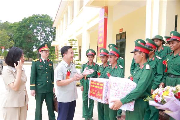 Phường Thạch Khôi tham dự lễ tuyên thệ chiến sĩ mới năm 2026 tại trung đoàn 43, Sư đoàn 395, quân khu 3