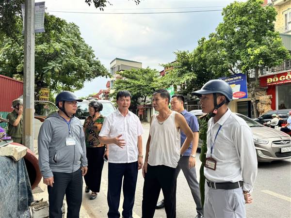 Đồng chí Tăng Văn Quản - Phó Bí thư Đảng uỷ, Chủ tịch UBND phường kiểm tra trật tự đô thị