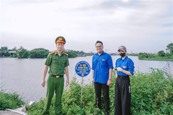 Đoàn phường Thạch Khôi tổ chức cắm biển cảnh báo tại các khu vực tiềm ẩn nguy cơ xảy ra tai nạn đuối nước trên địa bàn phường