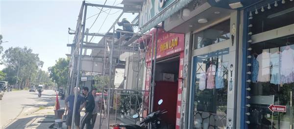 Nhiều hộ dân tự nguyện tháo dỡ công trình vi phạm hành lang an toàn giao thông