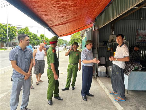 Đồng chí Tăng Văn Quản - Phó Bí thư Đảng uỷ, Chủ tịch UBND phường kiểm tra công tác trật tự đô thị tại chợ đầu mối nông sản