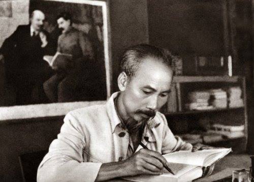 Chủ tịch Hồ Chí Minh: Xây dựng văn hoá con người là nền móng để xây dựng văn hoá quốc gia