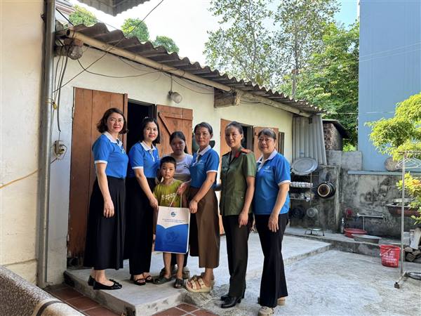 Hội phụ nữ phường thăm và tặng quà trẻ em mồ côi nhân ngày Quốc tế thiếu nhi 1/6