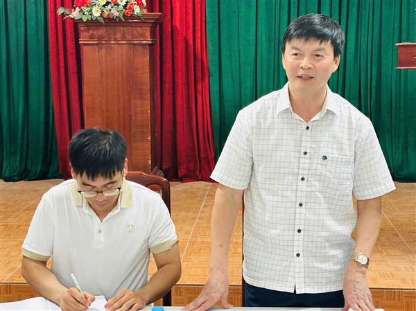 Đồng chí Tăng Văn Quản - Phó Bí thư Đảng uỷ, Chủ tịch UBND phường họp với các hộ dân Tổ dân phố Trần Nội