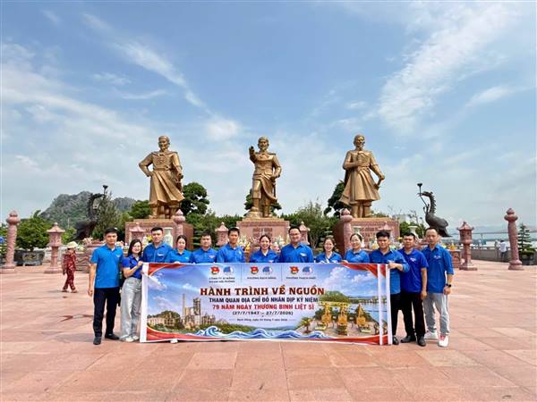 Tuổi trẻ phường Thạch Khôi tổ chức hành trình về nguồn và trao tặng công trình thanh niên "Số hoá địa chỉ đỏ"
     