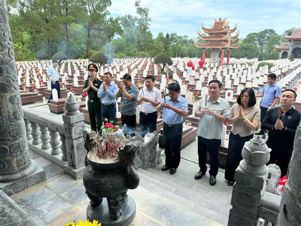 Phường Thạch Khôi tổ chức Đoàn công tác về nguồn, tri ân các Anh hùng liệt sĩ tại một số tỉnh miền Trung.