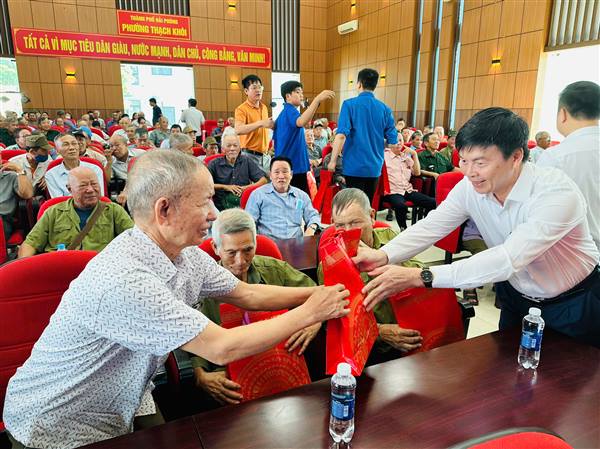 Phường Thạch Khôi tổ chức khám bệnh, tư vấn sức khỏe và tặng quà người có công với cách mạng.