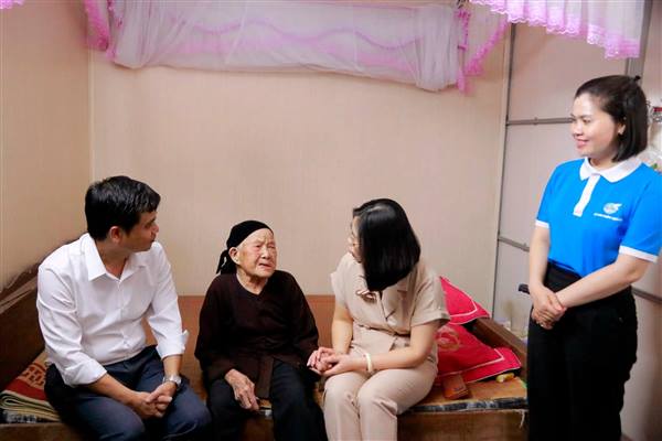 Hội liên hiệp phụ nữ phường trao tiền hỗ trợ sửa nhà cho mẹ Liệt sĩ và Hội viên phụ nữ có hoàn cảnh khó khăn
