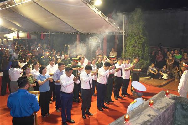Phường Thạch Khôi tổ chức Lễ dâng hương, thắp nến tri ân các anh hùng liệt sĩ