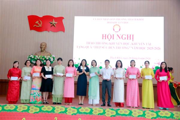Hội Khuyến học phường Thạch Khôi trao thưởng khuyến học, khuyến tài và tặng quà "Tiếp sức đến trường" năm học 2025 - 2026