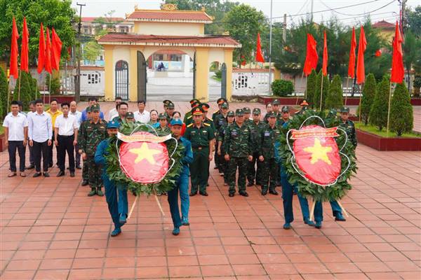 Bộ Chỉ huy Quân sự thành phố và phường Thạch Khôi dâng hương tưởng niệm các anh hùng liệt sỹ nhân dịp kỷ niệm 81 năm Cách mạng Tháng Tám và Quốc khánh (2/9)