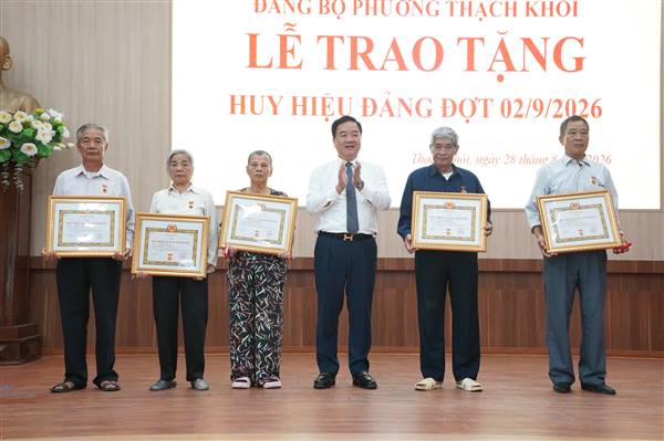 Đảng uỷ phường tổ chức Lễ trao tặng Huy hiệu Đảng đợt 2/9/2026 
