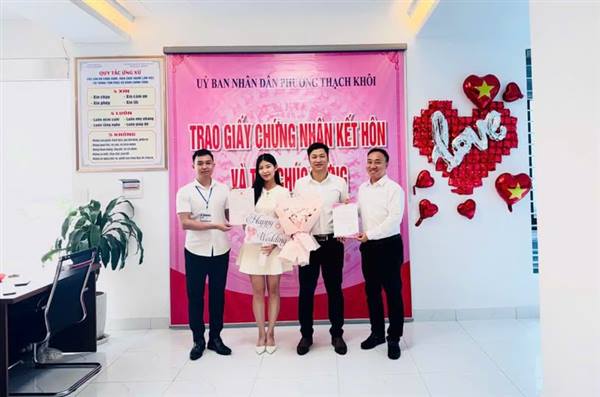 Đồng chí Nguyễn Tùng Lâm - Phó Chủ tịch UBND phường trao thư chúc mừng kết hôn, lan toả mô hình "Chính quyền thân thiện vì nhân dân phục vụ"