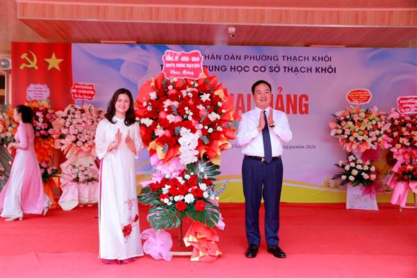 Các đồng chí lãnh đạo phường chúc mừng khai giảng năm học 2026 - 2027