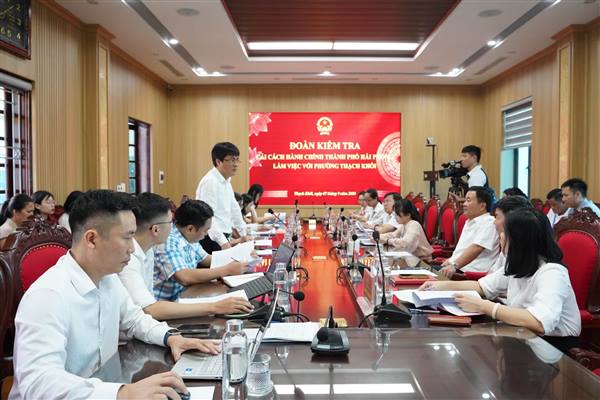 Đoàn kiểm tra công tác cải cách hành chính năm 2026 của UBND thành phố làm việc tại phường Thạch Khôi