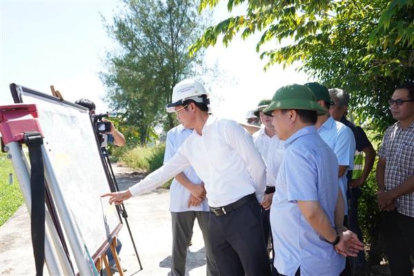 Đồng chí Phạm Văn Lập - Phó Bí thư Thành uỷ, Chủ tịch Uỷ ban MTTQ Việt Nam thành phố kiểm tra công tác giải phóng mặt bằng dự án xây dựng đường vành đai I thành phố Hải Dương (cũ), đoạn từ Đại lộ Võ Nguyên Giáp đến khu công nghiệp Đại An mở rộng thuộc địa bàn phường Thạch Khôi