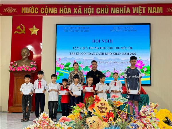 Trao quà Trung thu cho học sinh có hoàn cảnh khó khăn