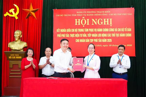 Hội nghị kết nghĩa giữa chi bộ Trung tâm Phục vụ Hành chính công phường và Chi bộ Tổ dân phố Phú Tảo
